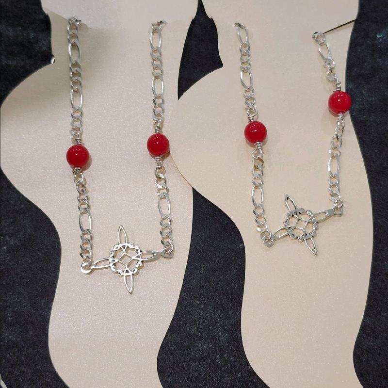 Tobillera con el nudo de bruja.Anklet with witch's knot.