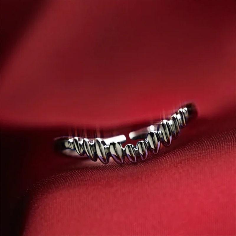 Fashion hip-hop punk, cosplay vampire devouring split ring, anime game ring, tail ring Hip-Hop Punk