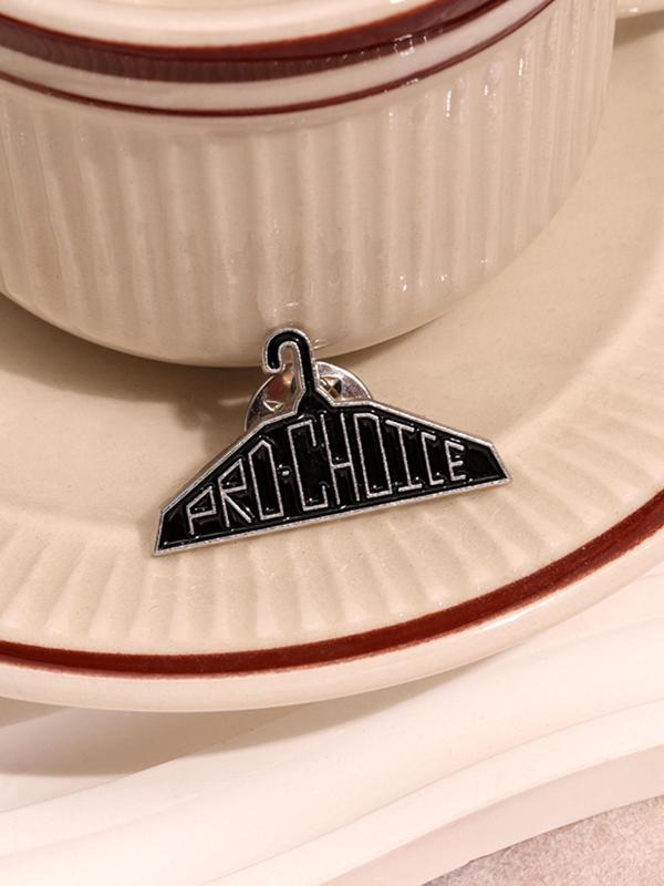 Creative Clothes Hanger Shaped Brooch, Fashionable Letter Design Alloy Badge for Backpack & Clothes Collar, Trendy All-match & Exquisite Brooch for Birthday Gift