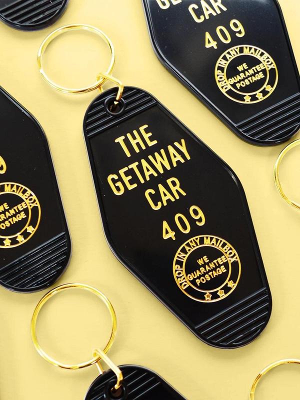 Vintage the Getaway Car Letter Pattern Keychain, Cute Cartoon Hotel Plastic Pendant Keychain, Fashion Accessories for Men & Women