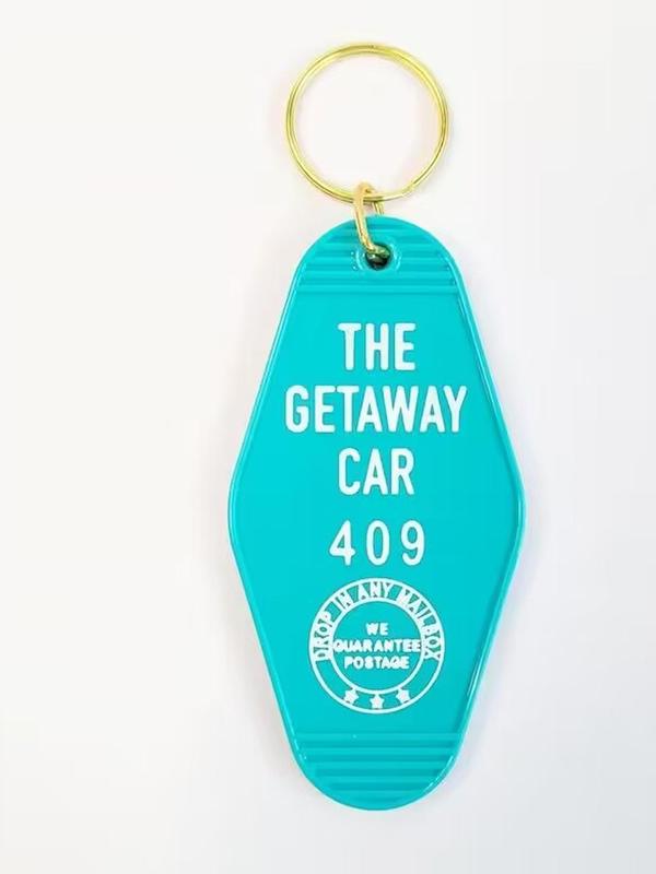 Vintage the Getaway Car Letter Pattern Keychain, Cute Cartoon Hotel Plastic Pendant Keychain, Fashion Accessories for Men & Women