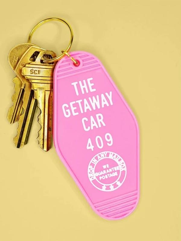 Vintage the Getaway Car Letter Pattern Keychain, Cute Cartoon Hotel Plastic Pendant Keychain, Fashion Accessories for Men & Women