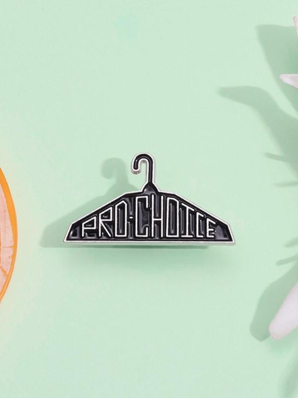 Creative Clothes Hanger Shaped Brooch, Fashionable Letter Design Alloy Badge for Backpack & Clothes Collar, Trendy All-match & Exquisite Brooch for Birthday Gift