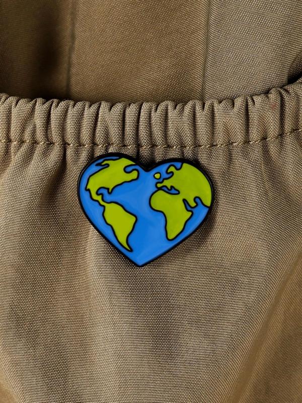 Blue Heart Shaped Alloy Brooch, Environmental Protection Creative Brooch, Earth Map Pattern Pin Badge for Clothes & Bag Decoration