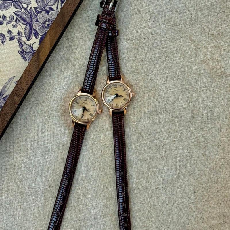 Retro Coffee Brown Leather Strap Women's Watch with Rhinestone Decor, Small Round Dial, College Style for Daily Wear and Occasions